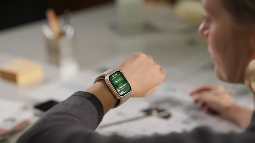 Mujer revisa sus datos de salud con HUAWEI WATCH D3