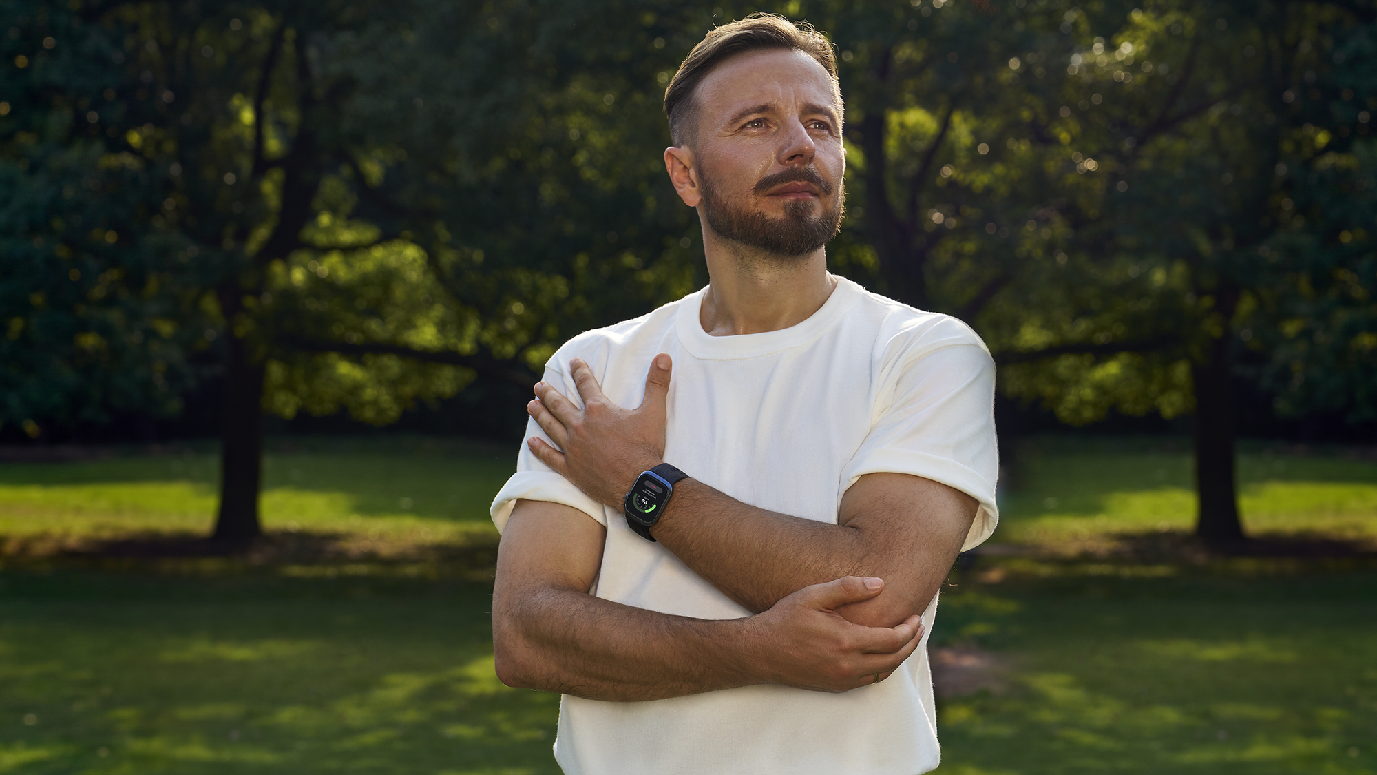 Hombre realizando un cómodo paseo mientras cuenta los pasos con su reloj HUAWEI WATCH D3