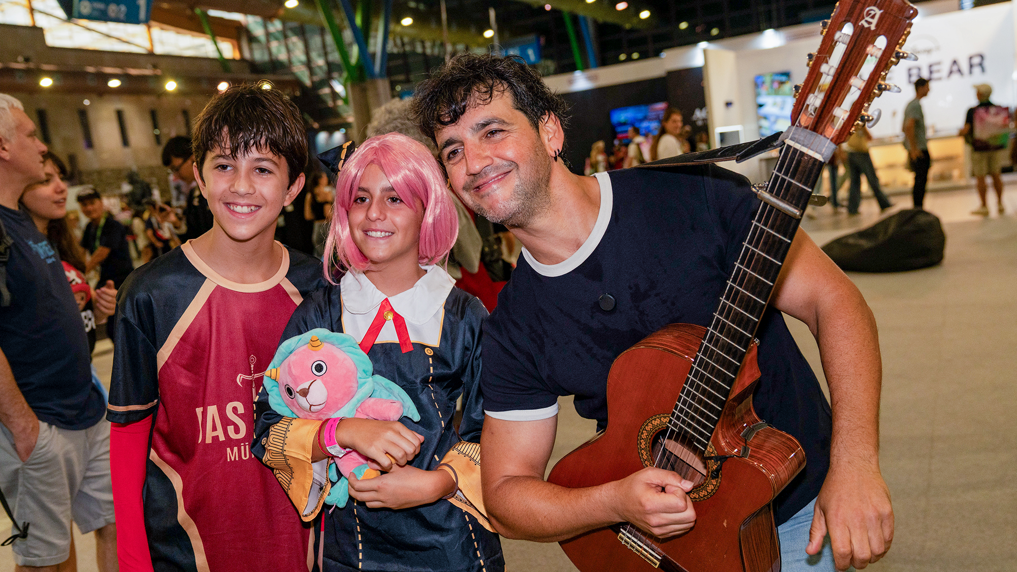 Fran Perea haciéndose fotografias con fans