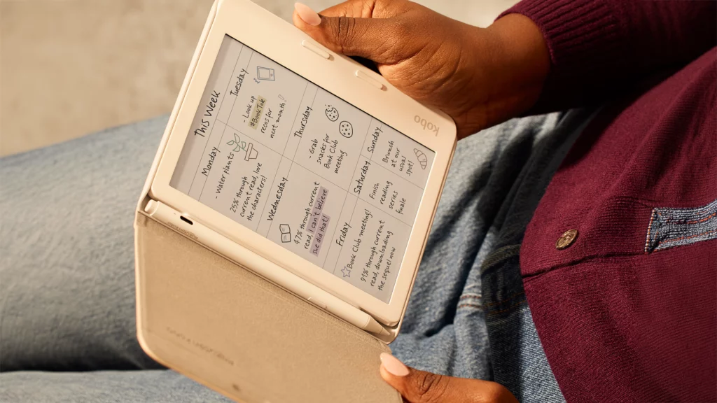 Un lector leyendo con su Kobo Clara Colour