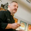 El chef Toni Romero, al frente del Bart Burguer Gastronòmic de Sant Boi, en el recibimiento a una cata de su nuevo menú