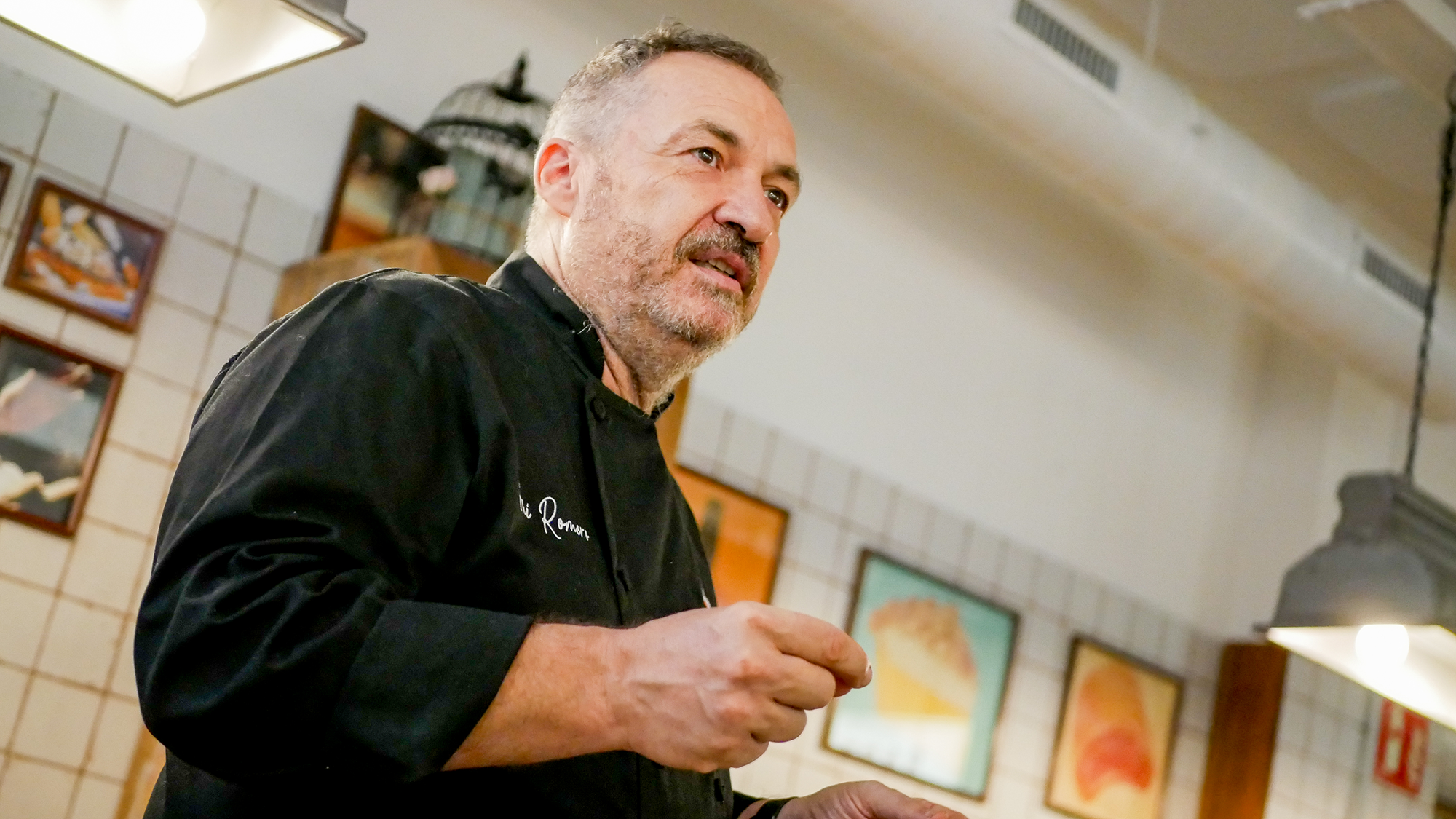 El chef Toni Romero, al frente del Bart Burguer Gastronòmic de Sant Boi, en el recibimiento a una cata de su nuevo menú