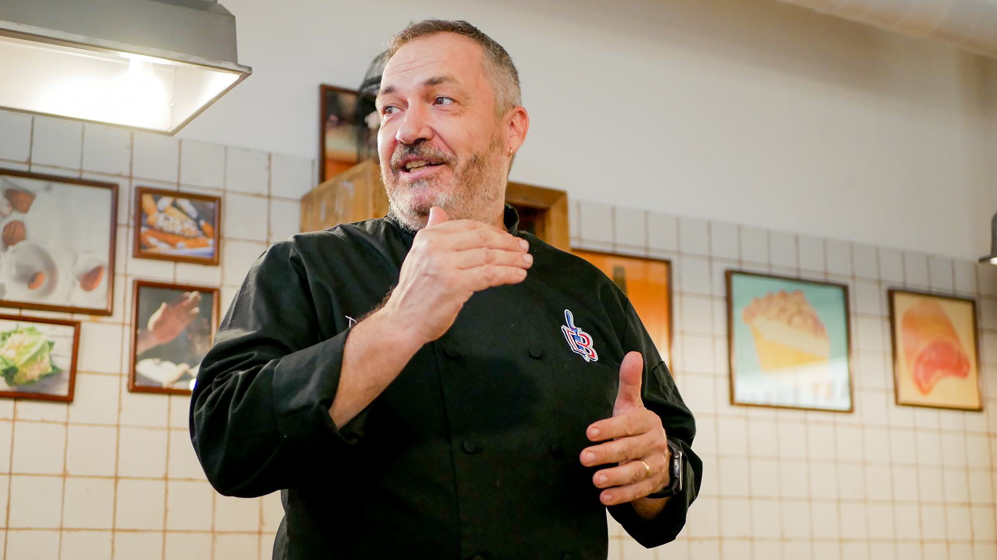 El chef Toni Romero, al frente del Bart Burguer Gastronòmic de Sant Boi, en el recibimiento a una cata de su nuevo menú