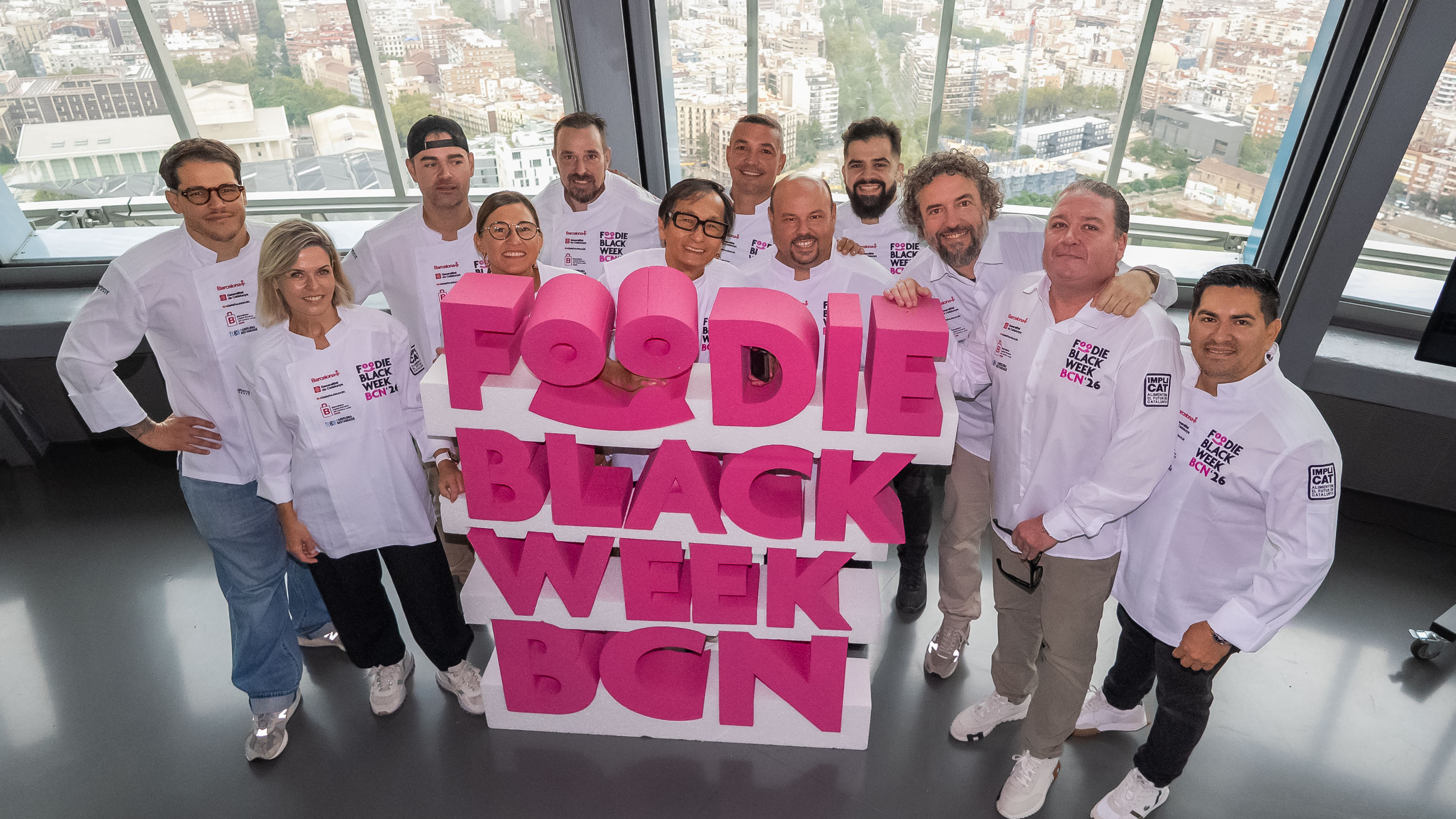 Marc Miramontes, creador de la Foodie Black Week, con algunos de los chefs que participan en esta edición. Fotografía de Marc Llobet