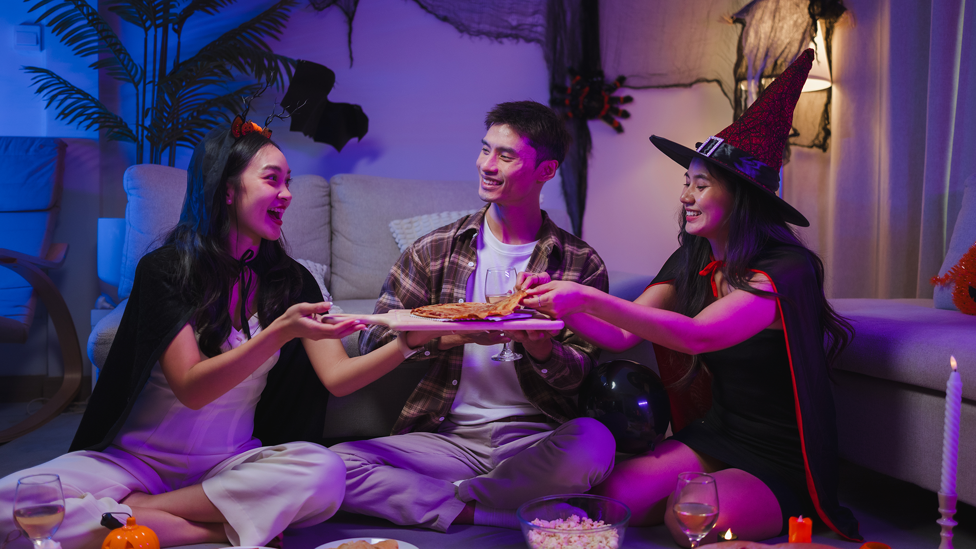 Amigos celebrando Halloween en casa, fotografia Envato