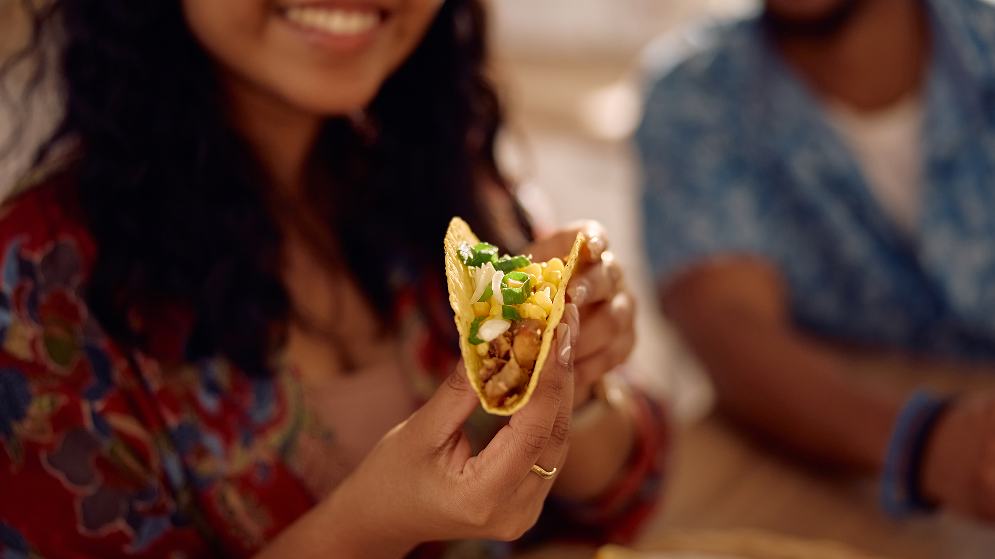 Mujer comiéndose un taco, fotografia de Envato