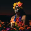 Mujer maquillada sujetando una vela en una imagen editorial sobre la ambientación del Día de los Muertos, fotografia de Envato