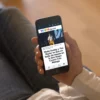 Usuaria leyendo la revista YOUNG desde la app de Android