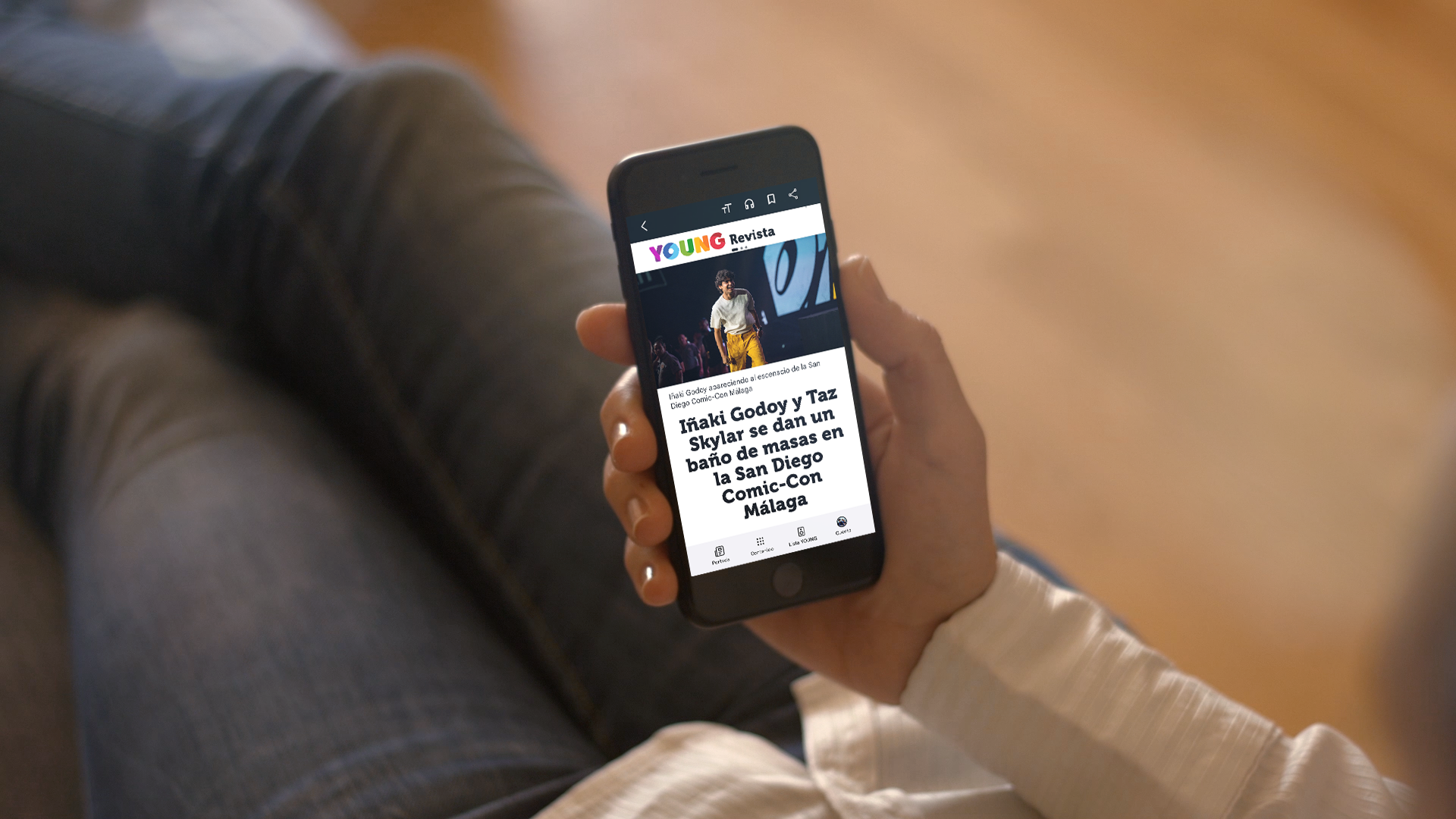 Usuaria leyendo la revista YOUNG desde la app de Android