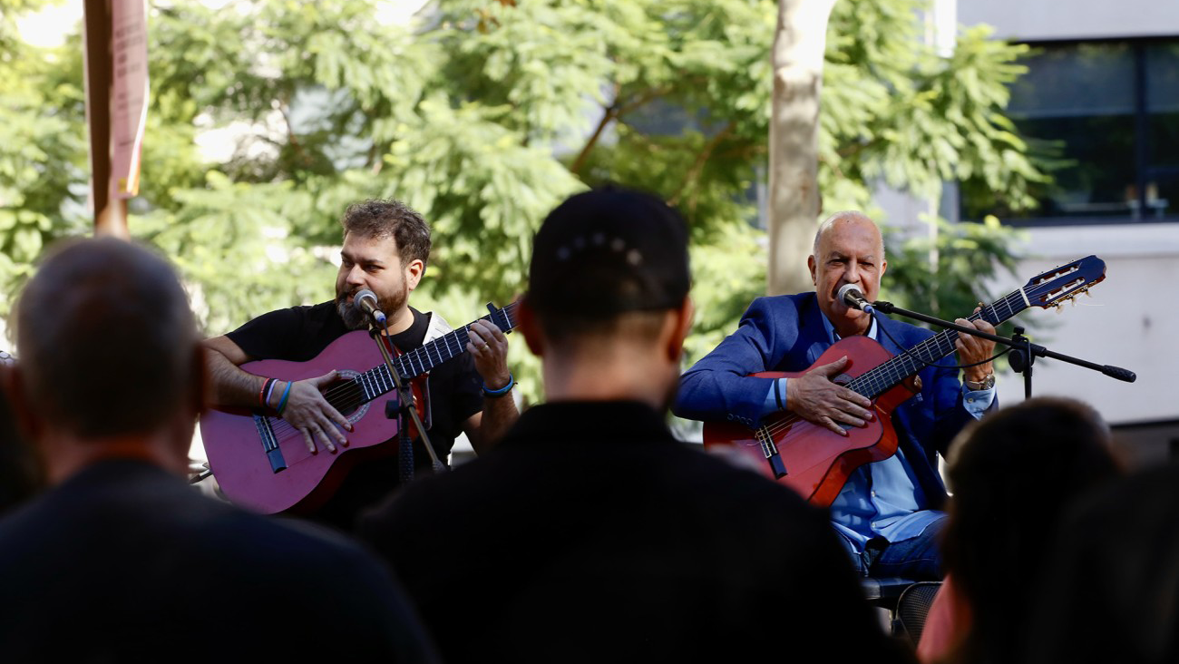 Concierto al aire libre en la Rambla del Raval