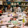 Taller de manualidades en la biblioteca de Sant Pau- Santa Creu