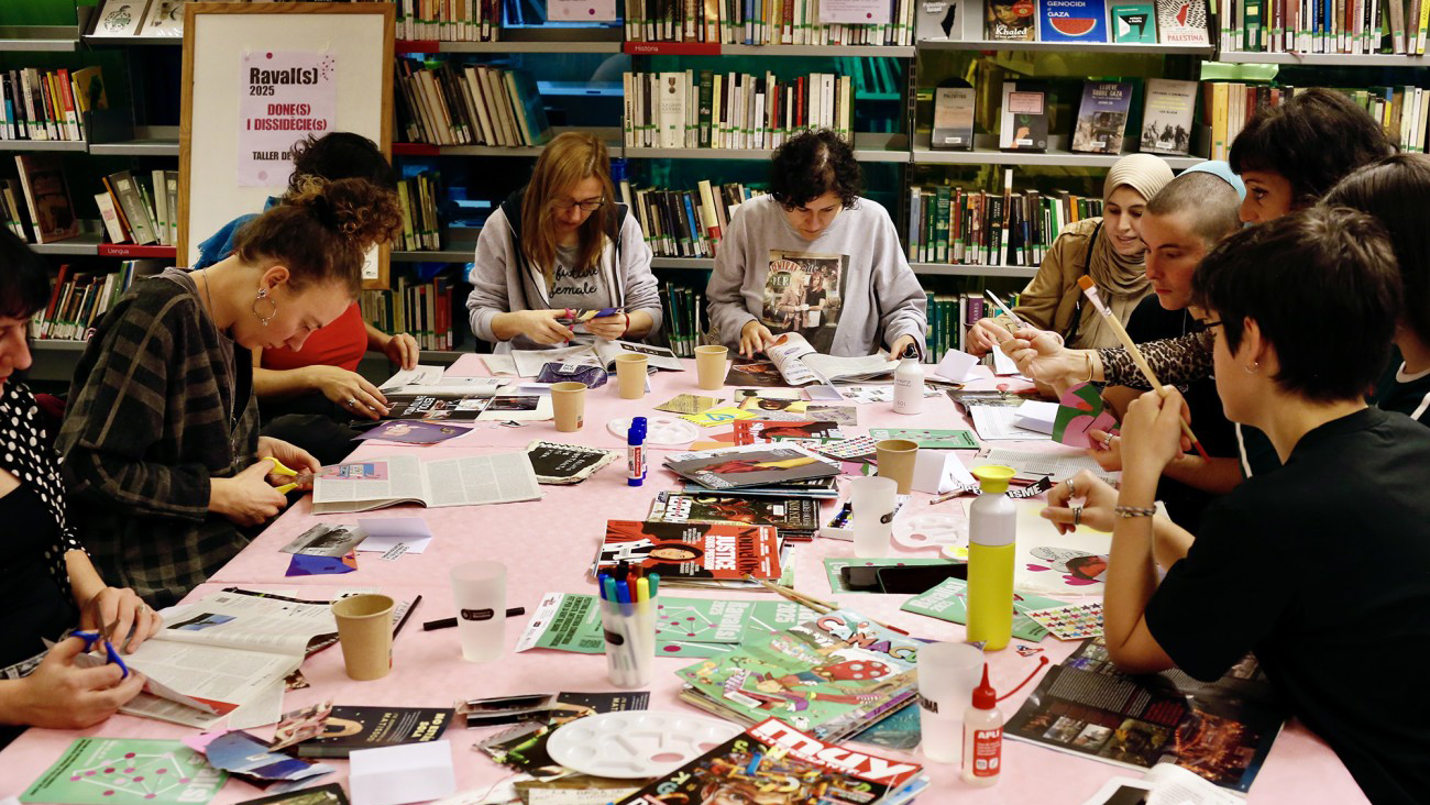 Taller de manualidades en la biblioteca de Sant Pau- Santa Creu